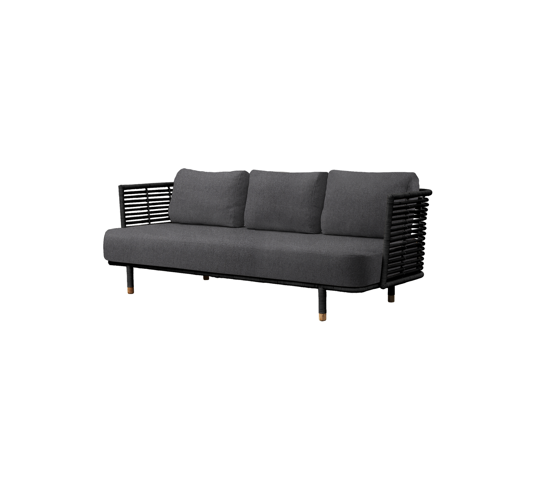 Moderne grå sofa med tre bløde puder og en slank sort vævet ramme, perfekt til moderne indretning.