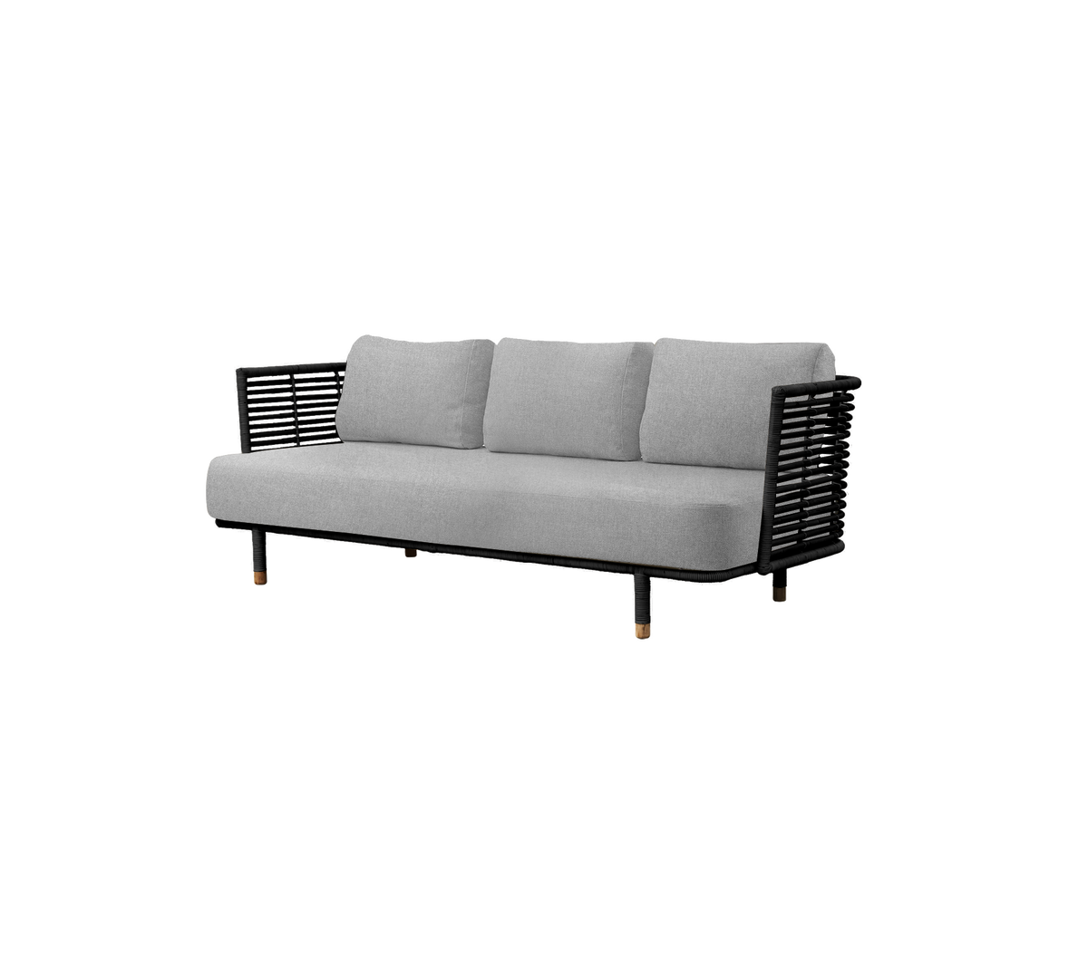 Stilfuld sofa i grå med tre polstrede sæder og sorte vævede sidepaneler, der tilbyder moderne komfort og design.