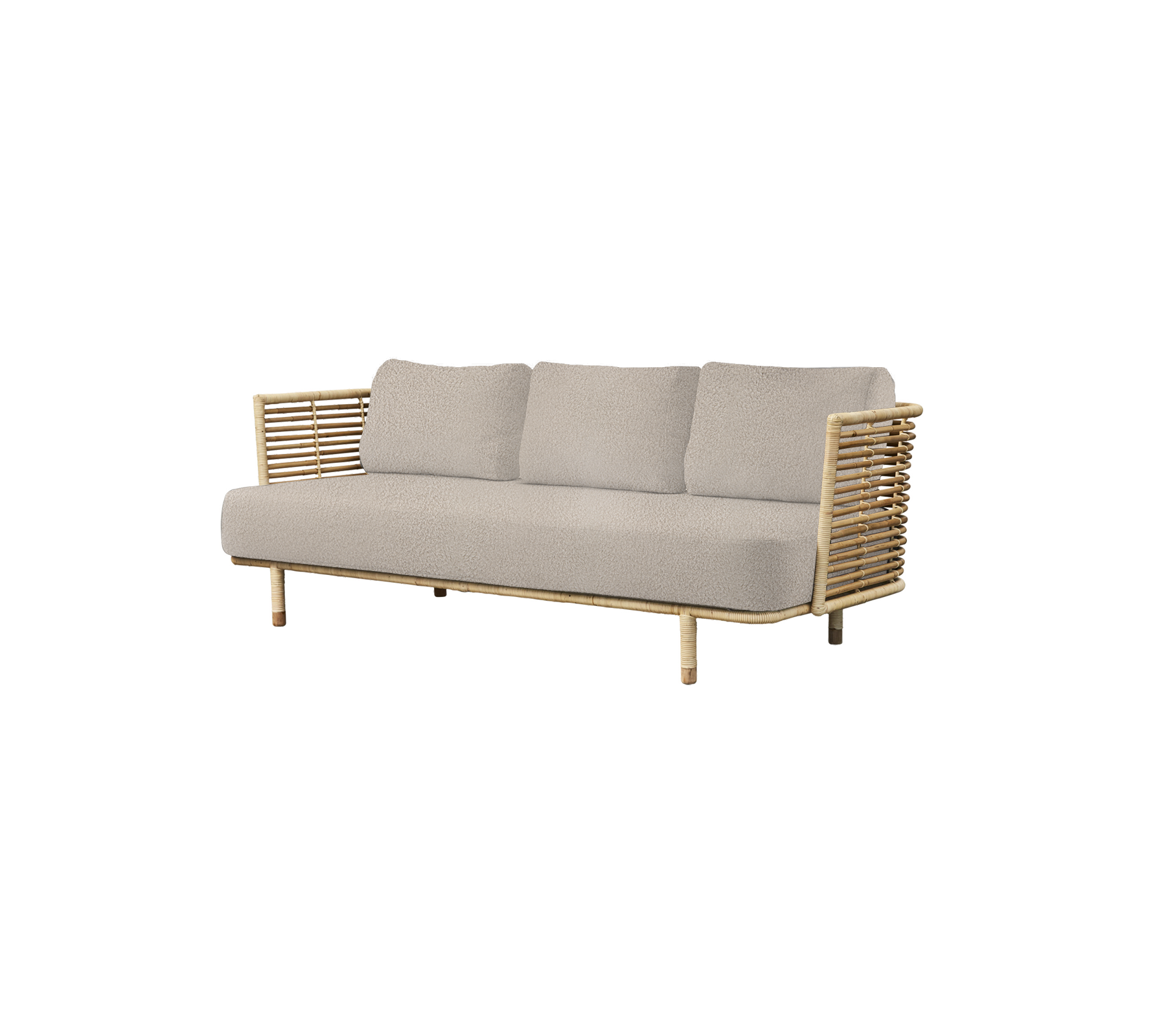 Stilfuld sofa med en lys grå pude og naturlige trædetaljer samt markante armlænsdetaljer, perfekt til moderne indretning.