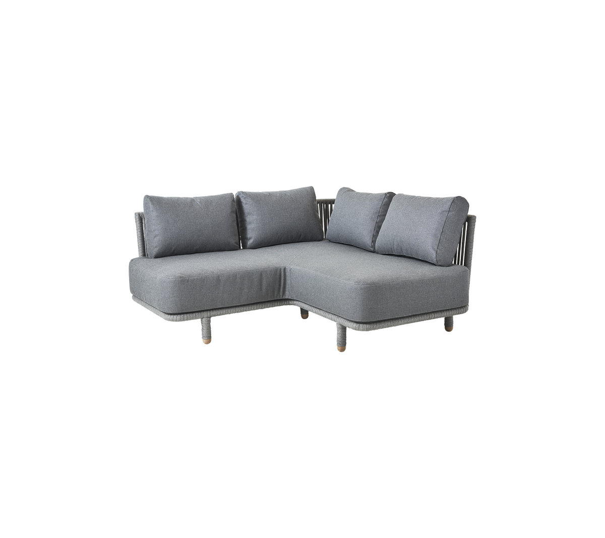 L-formet grå sofa med bløde puder, der har et moderne design og træben. Ideel til nutidige opholdssteder.