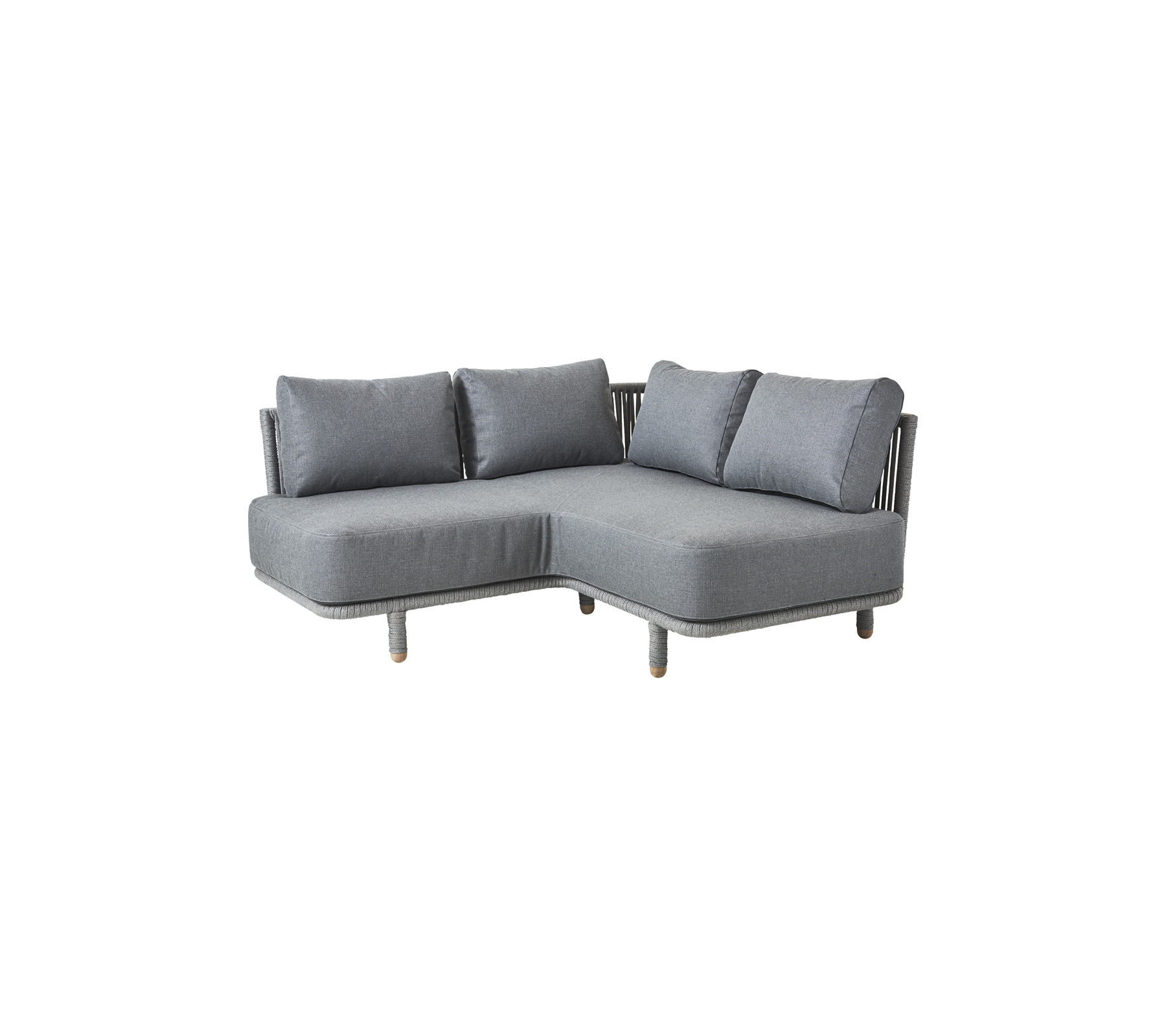 L-formet grå sofa med bløde puder, der har et moderne design og træben. Ideel til nutidige opholdssteder.
