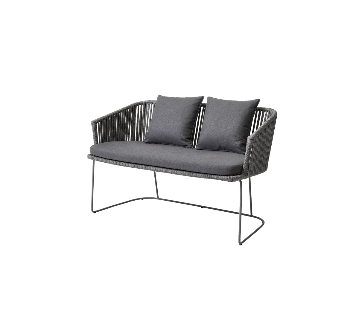 To-personers sofa med et strømlinet design, der har et vævet sæde og bløde puder i en mørk farveskala.