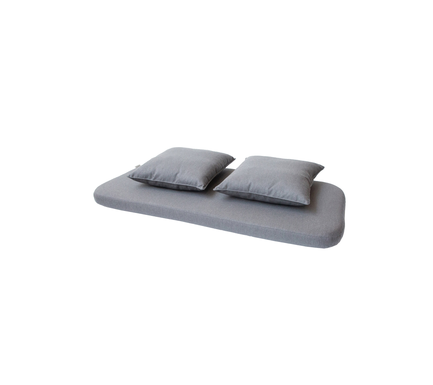 Grå madrasbetræk med to matchende puder ovenpå, designet til komfort og afslapning.