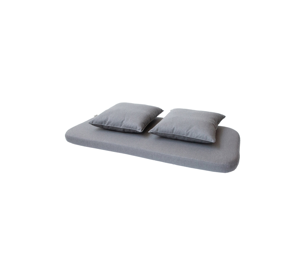 Grå madrasbetræk med to matchende puder ovenpå, designet til komfort og afslapning.