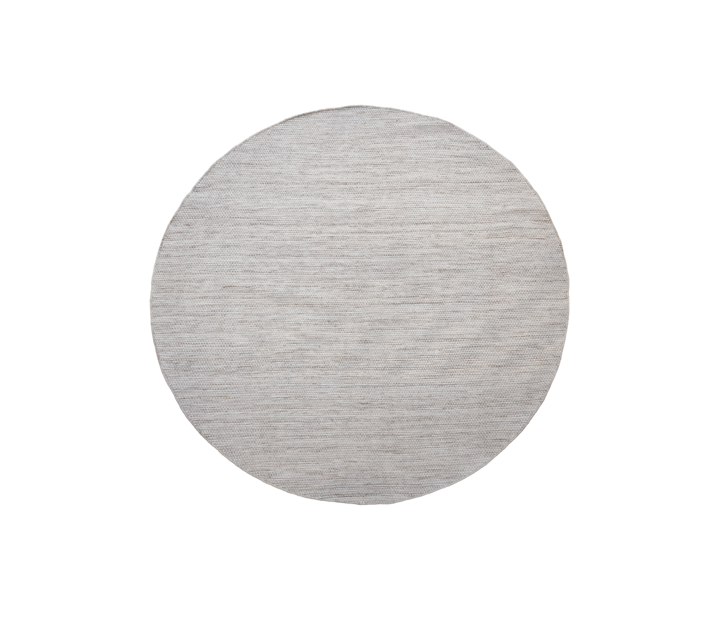 Rund bord i en sand multi-farvet finish.