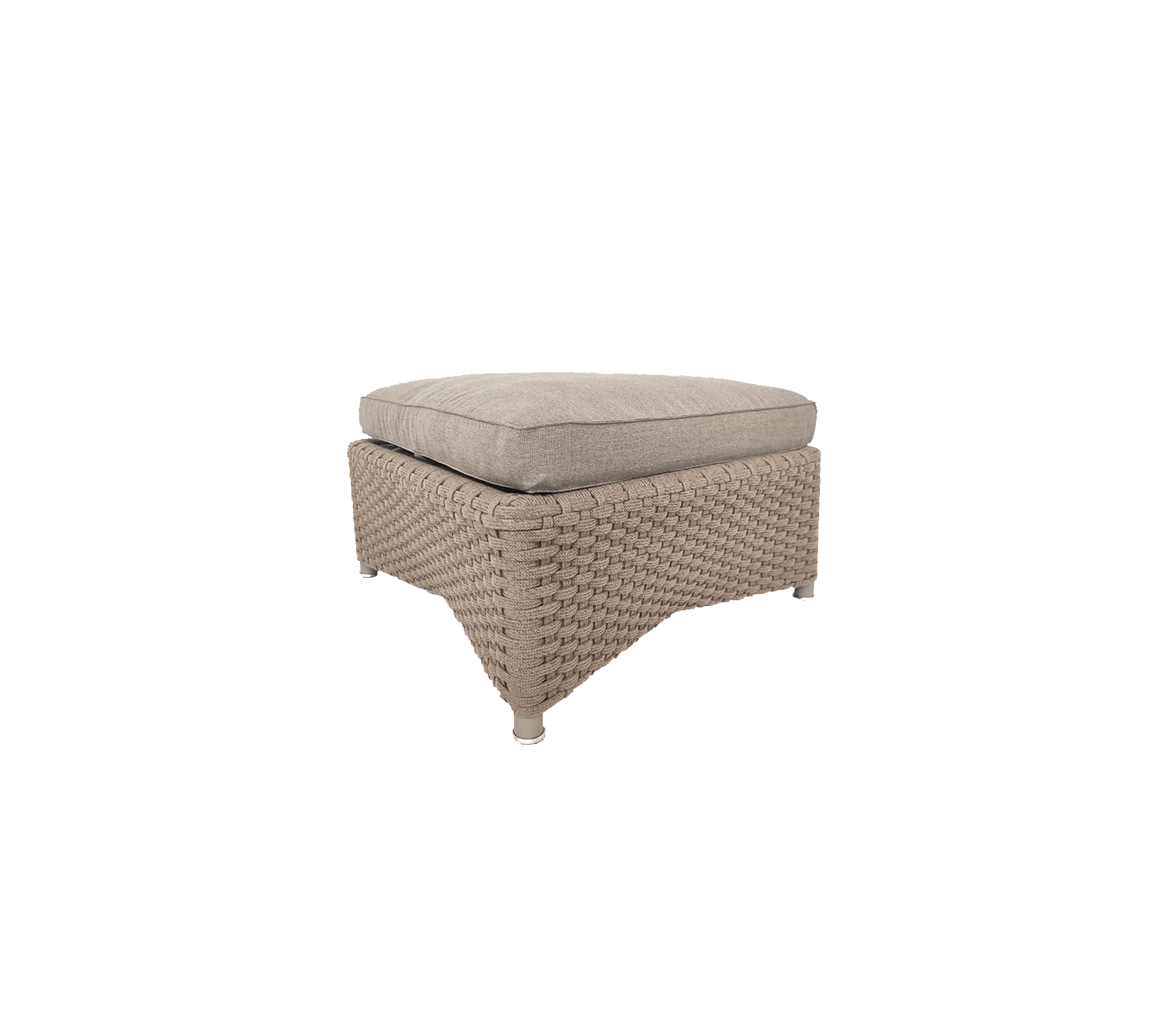Lys beige vævet ottoman med en polstret top, der har et tekstureret design og en robust base for ekstra komfort og stil.