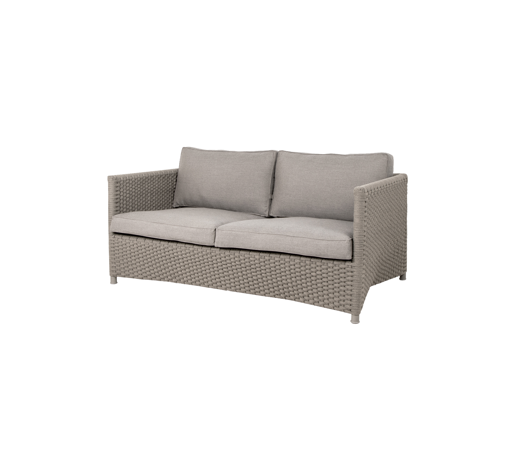 Behagelig to-personers sofa med en flettet ramme og bløde puder i en neutral farve, perfekt til afslapning og stil.