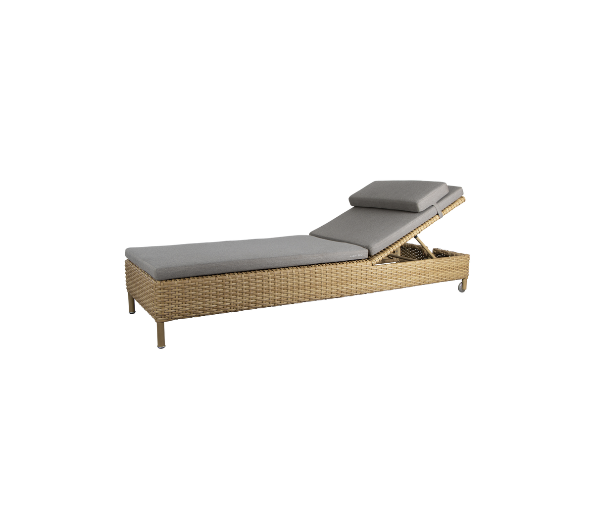 En stilfuld loungestol med et strømlinet design, en grå pude og en vævet ramme, ideel til afslapning.