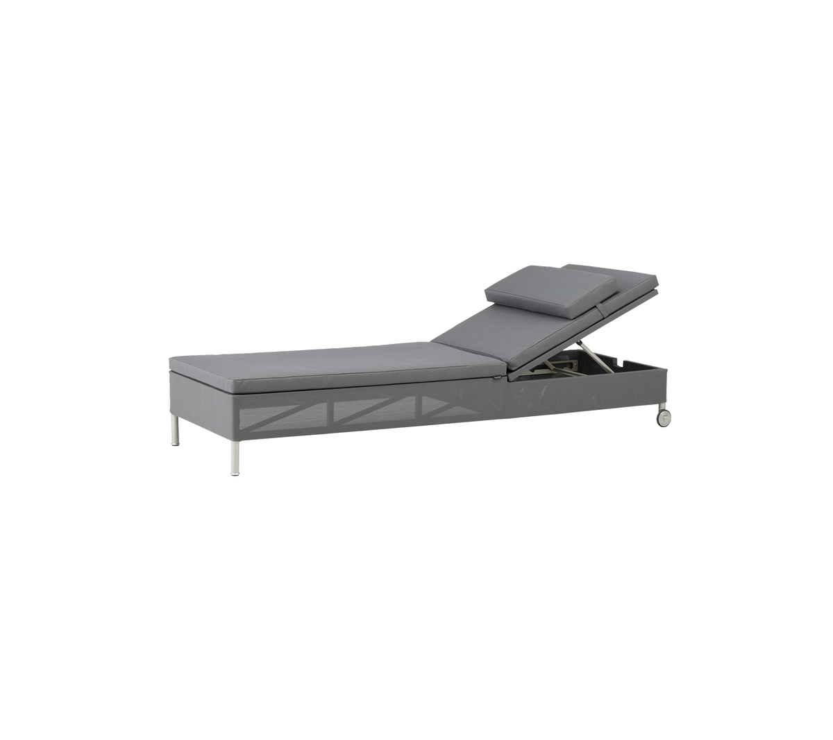 Justerbar grå chaise med en tilbagelænet ryglæn og indbygget opbevaring, der har et slankt design og metalliske ben.
