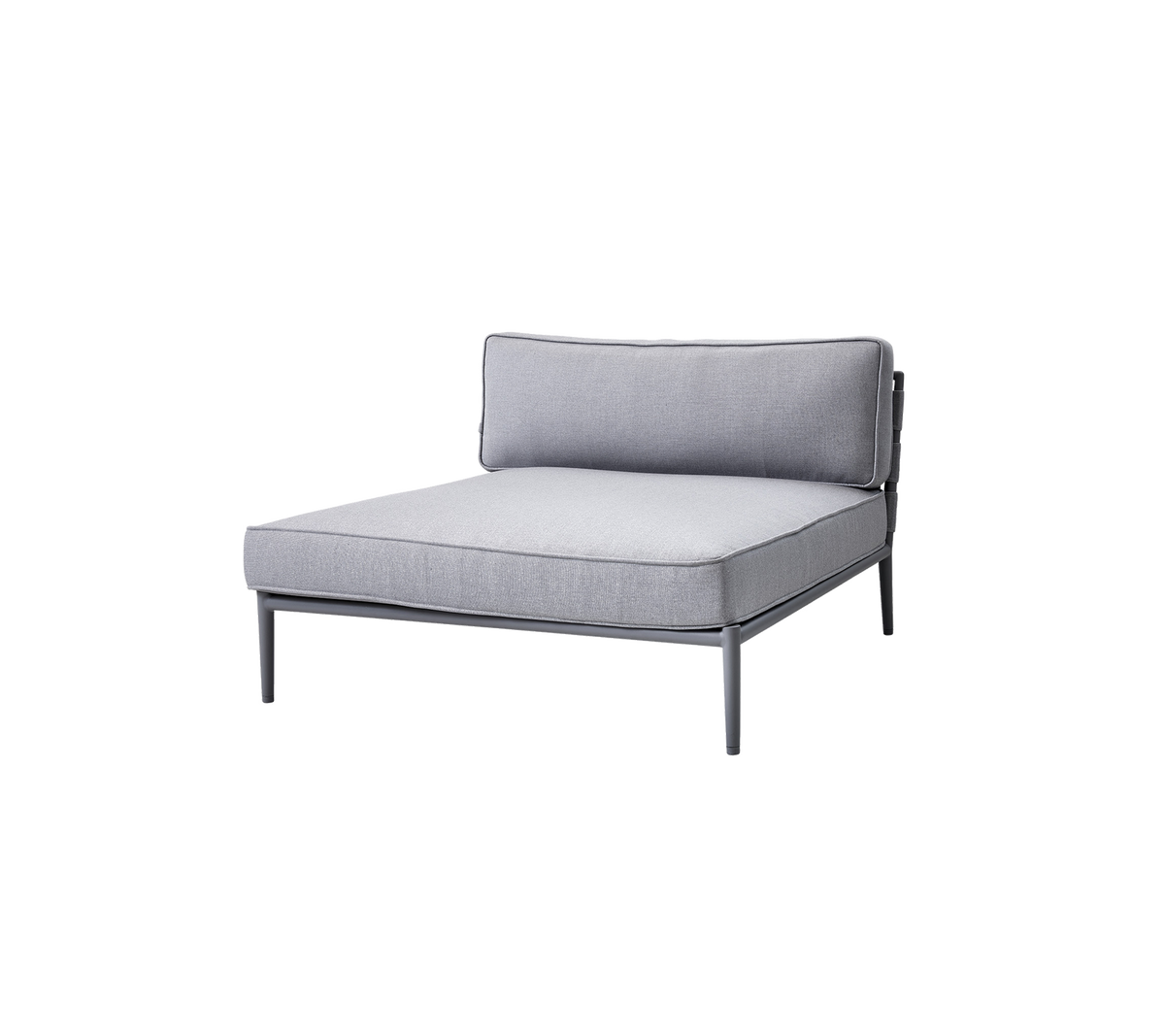 Grå polstret loungestol med minimalistisk design og en slank metalramme, der har en rygstøtte og et rummeligt siddeområde.