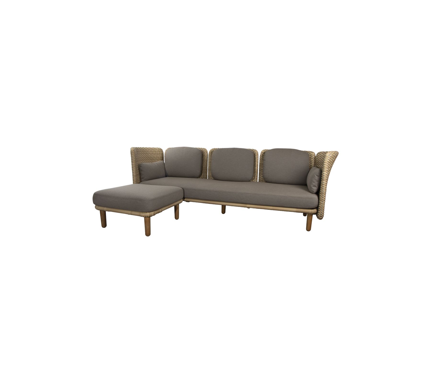 Moderne sektionelt sofa med bløde grå puder og robuste træben, designet til komfort og stil. Ideel til afslapning eller socialt samvær.