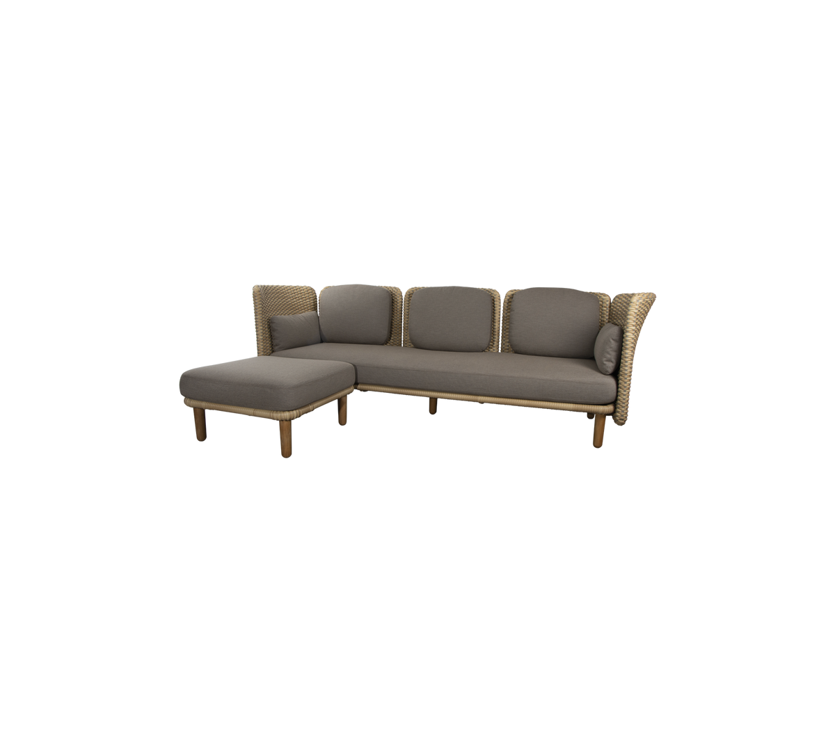 Moderne sektionelt sofa med bløde grå puder og robuste træben, designet til komfort og stil. Ideel til afslapning eller socialt samvær.