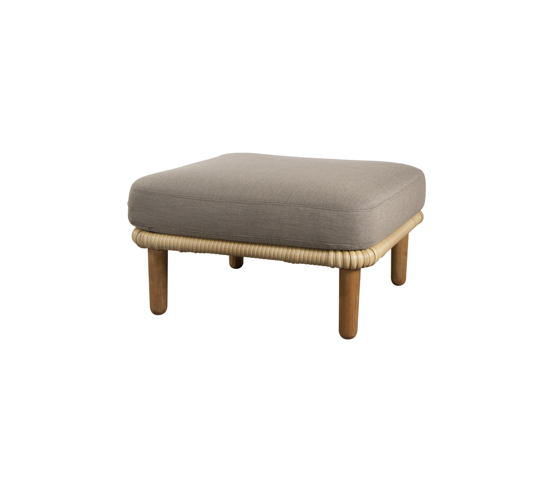 En firkantet, polstret ottoman med træben og en vævet kant, designet til alsidigt siddemuligheder og afslapning.