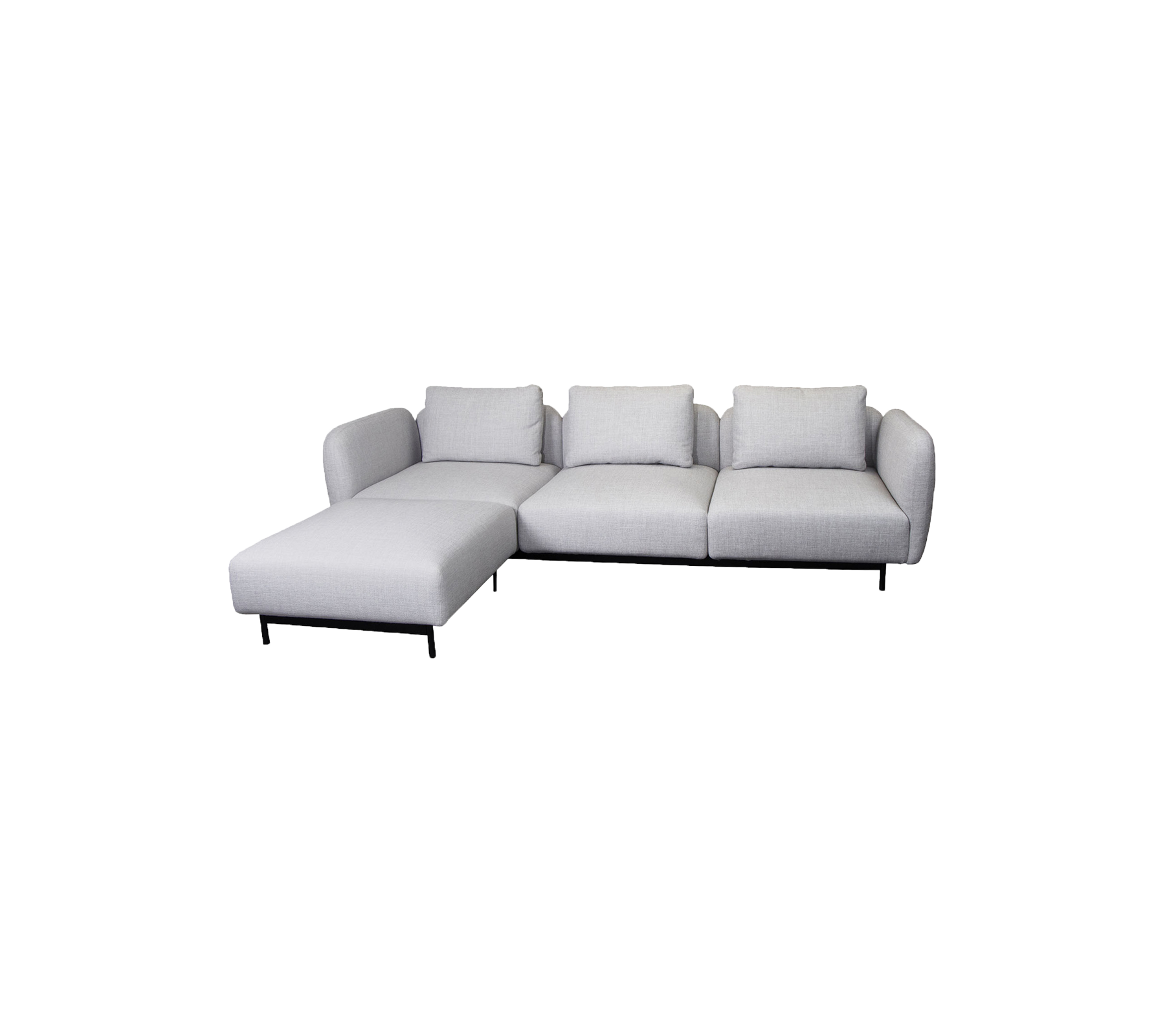 Moderne L-formet sofa i lys grå stof med plyssede puder og skrå ben, ideel til moderne stuer.
