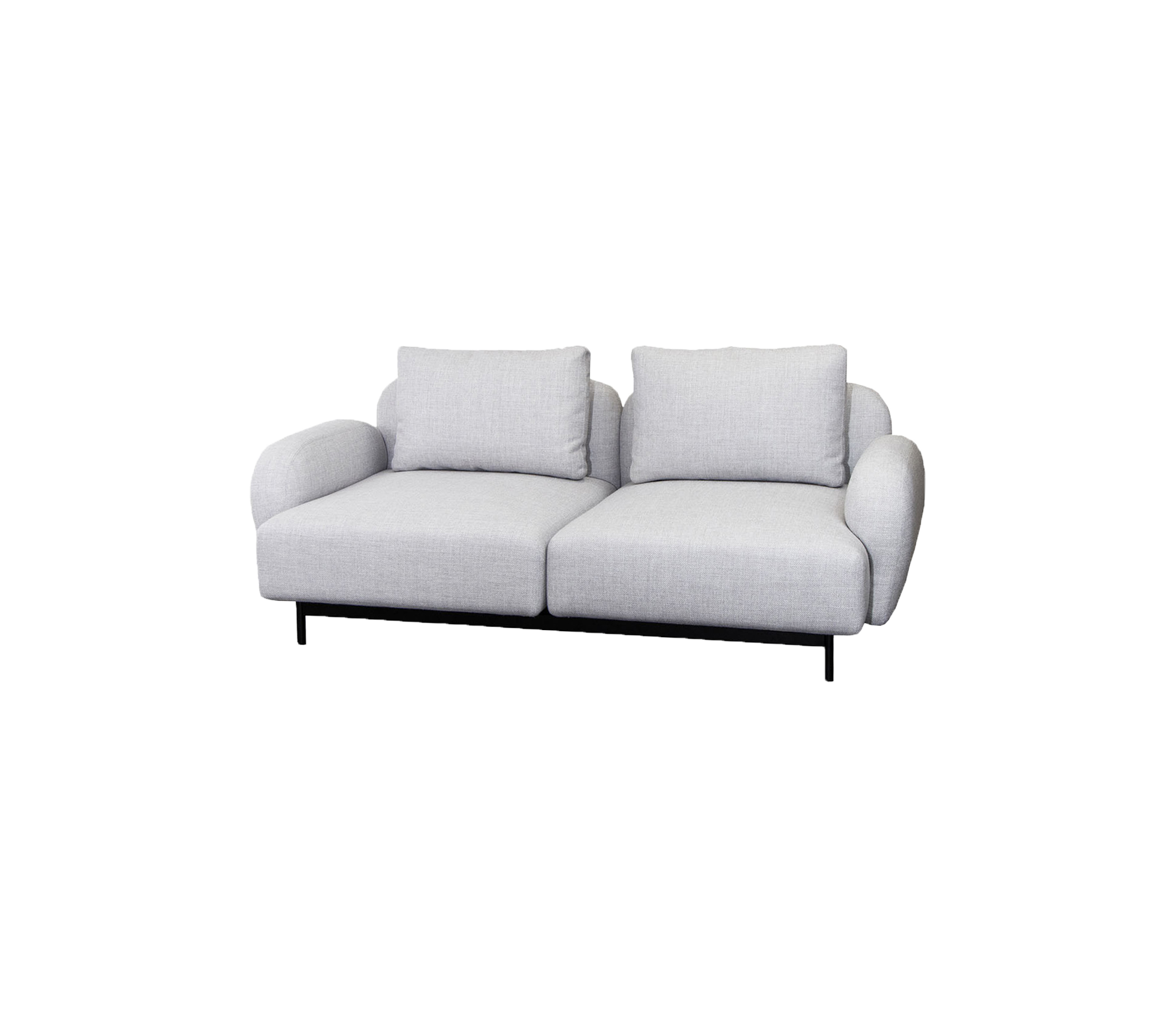 En moderne to-personers sofa i lys grå stof med bløde puder og en slank sort base, der tilbyder komfort og stil.