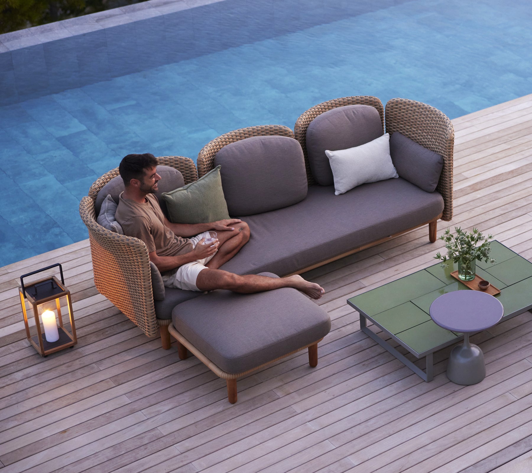 En afslappende indstilling med en rummelig 3-personers sofa med en enkelt modul og dekorative elementer, perfekt til fritid.