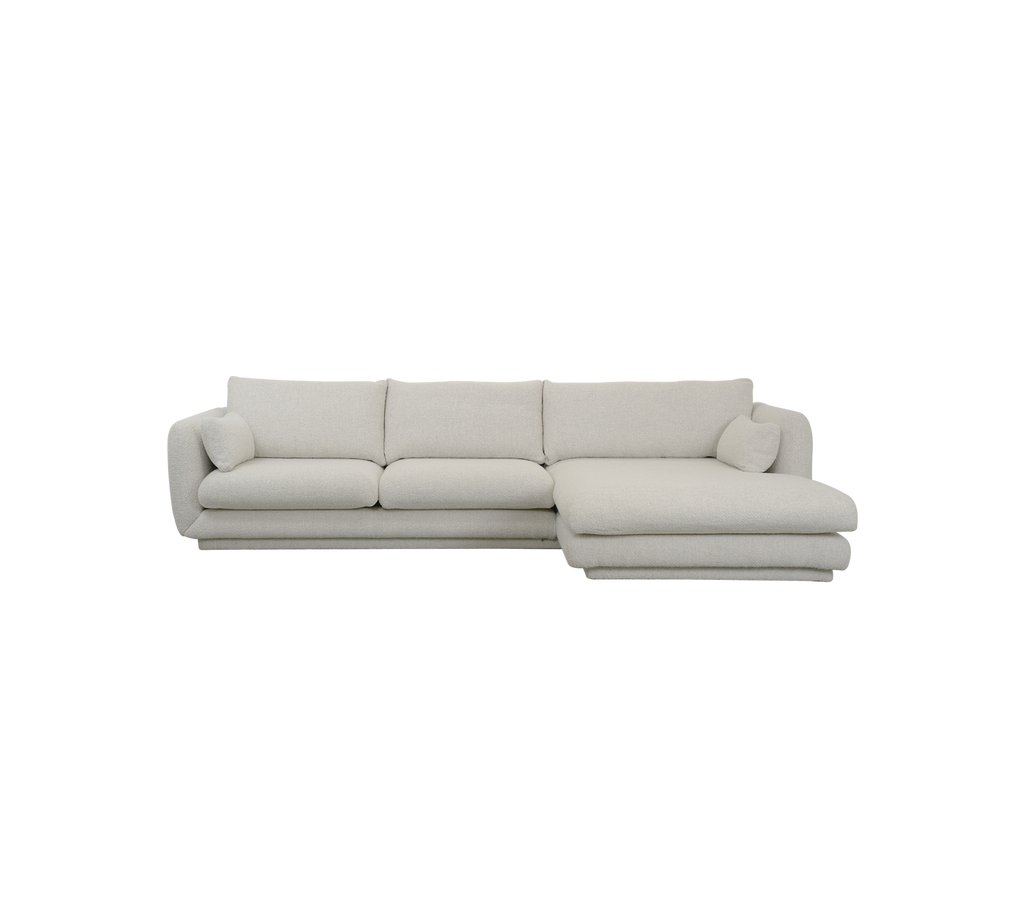 Moderne sandfarvet sofa med rene linjer og bløde puder.
