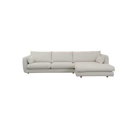 Moderne sandfarvet sofa med rene linjer og et minimalistisk design.
