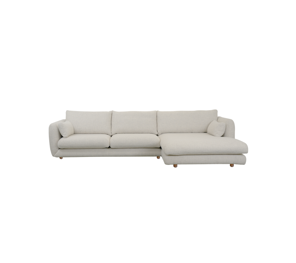 Moderne sandfarvet sofa med rene linjer og et minimalistisk design.