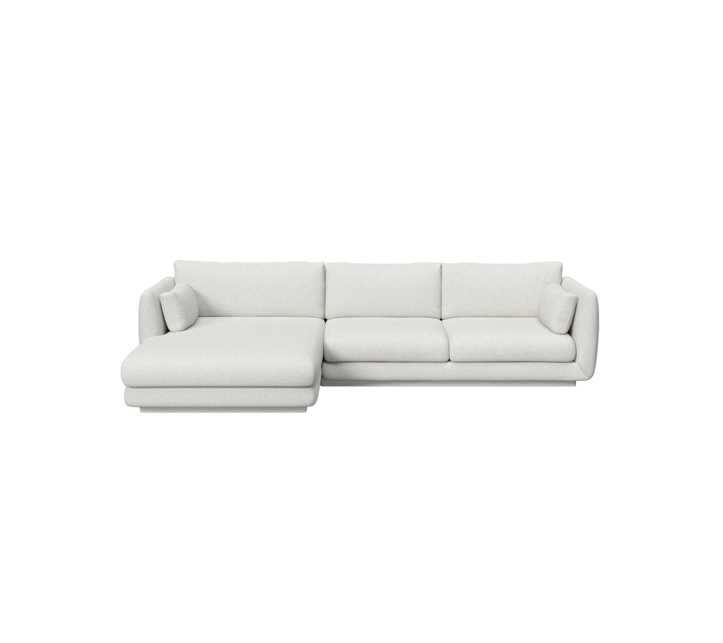 Lys grå moderne sofa med rene linjer og bløde puder.