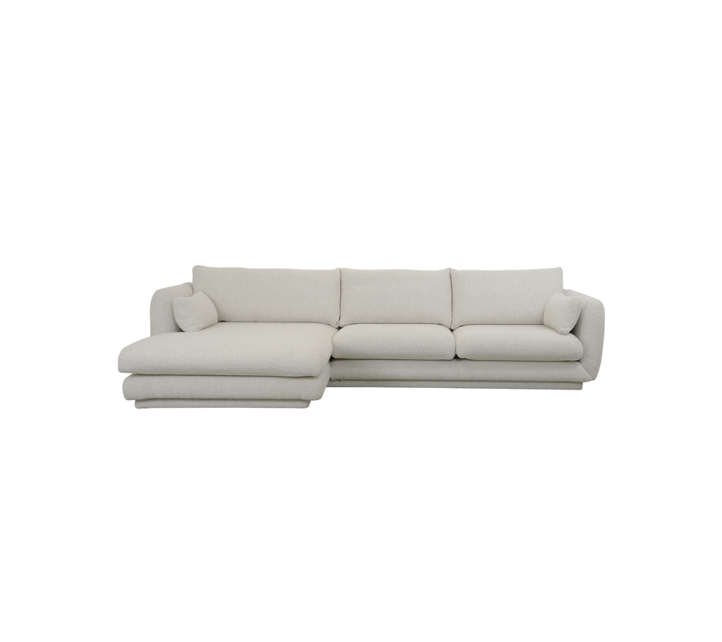 Moderne sandfarvet sektionel sofa med luksuriøse puder.