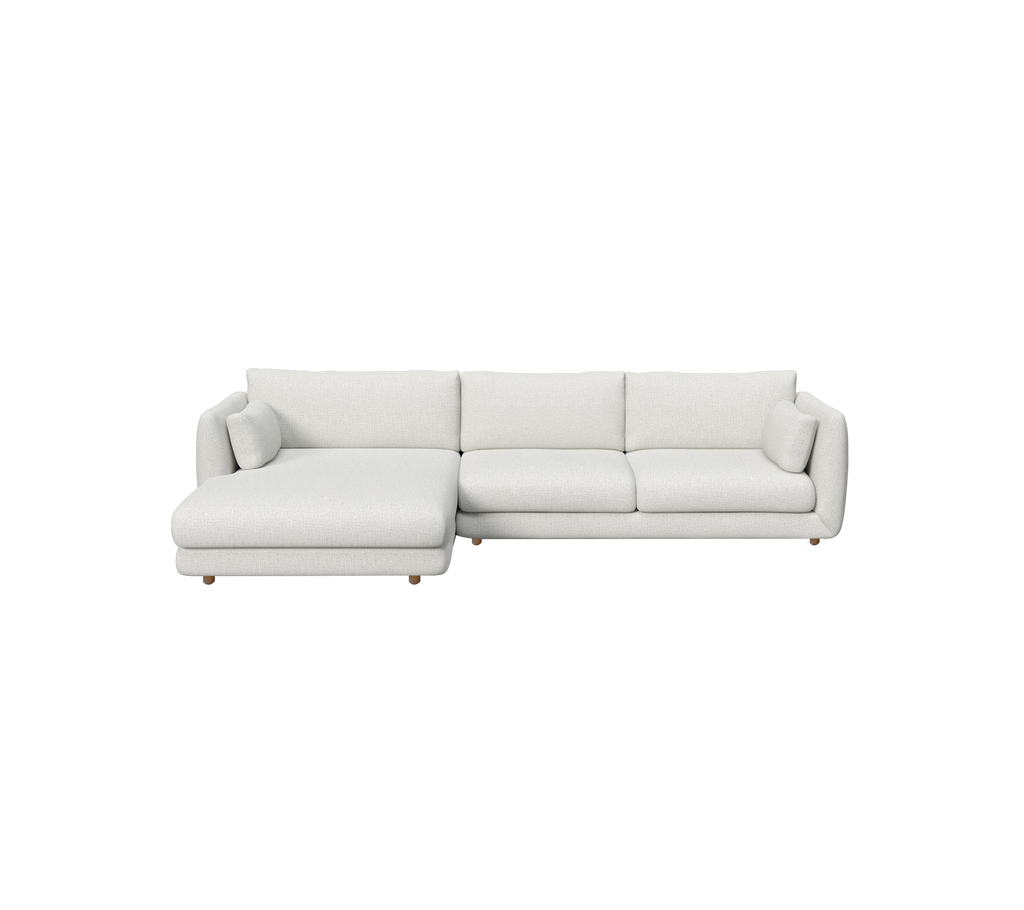 Lys grå sektionelt sofa med minimalistisk design og bløde puder.