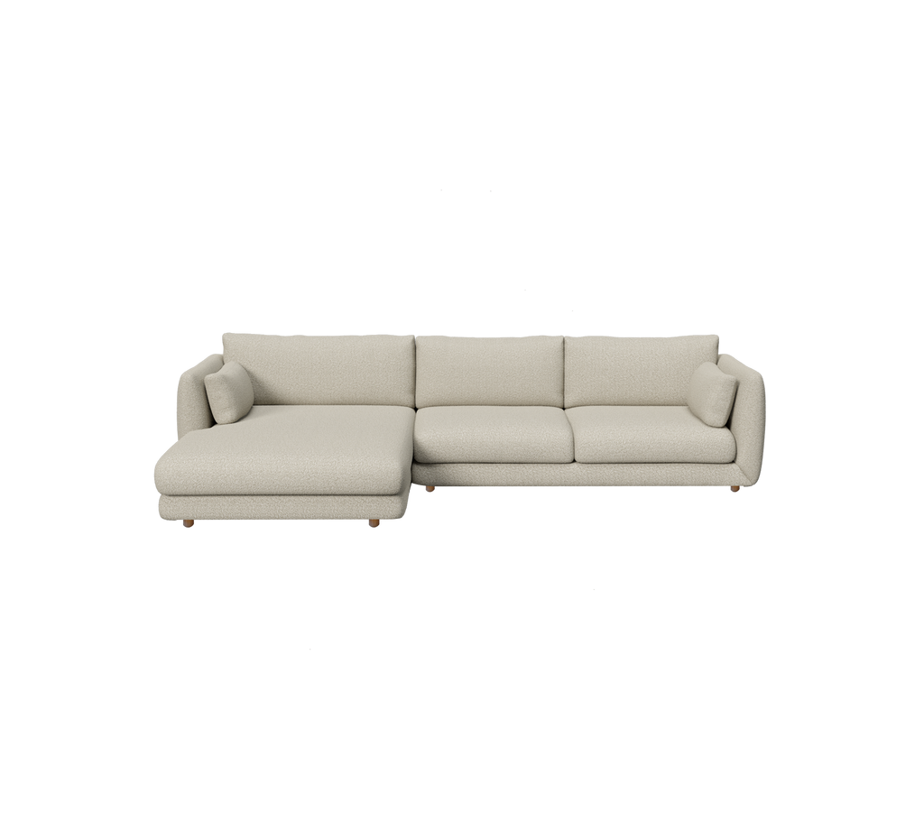 Lysbrun moderne sofa med en rummelig chaiselong.