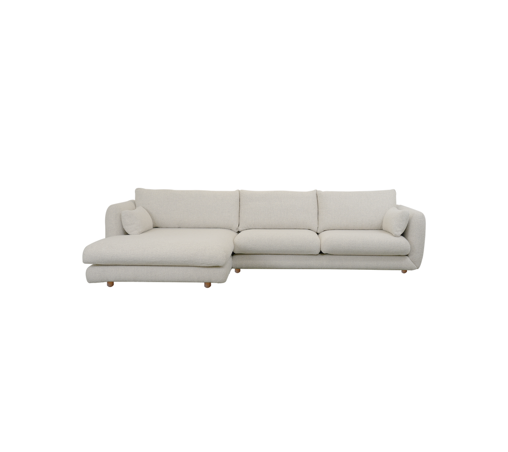 Moderne sandfarvet sofa med chaiselongdesign.