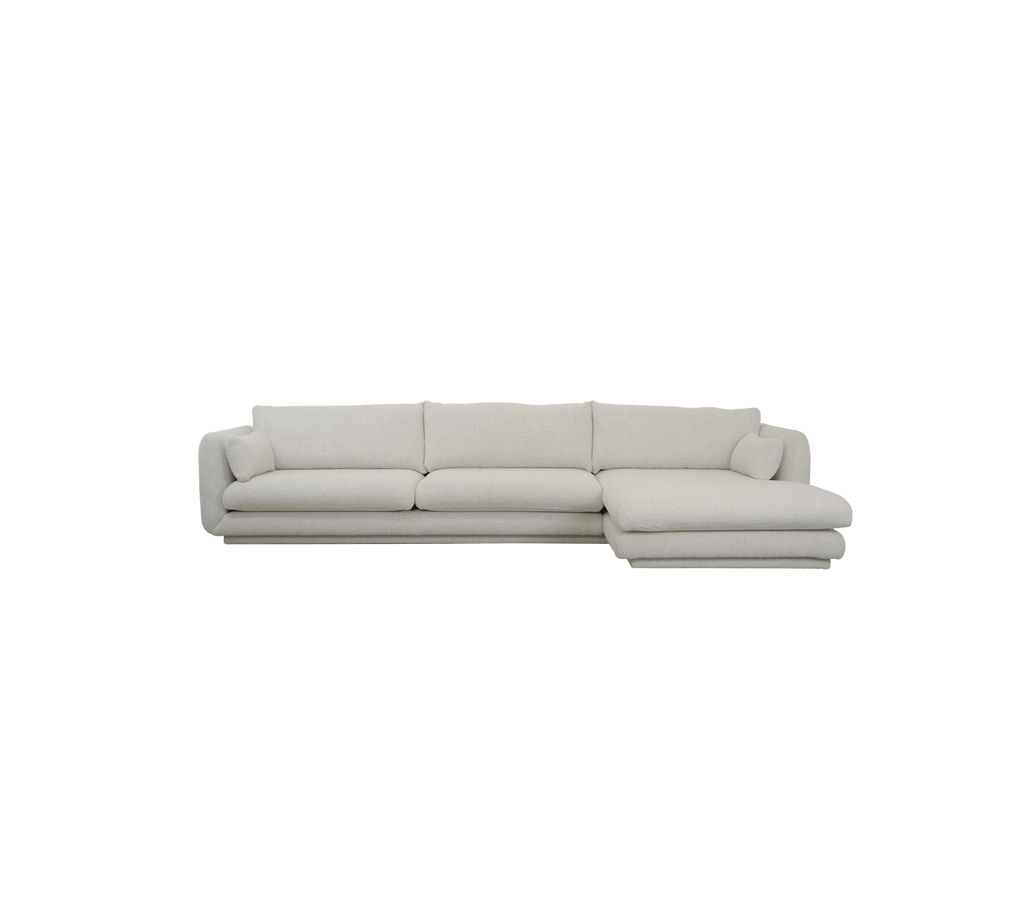 Moderne sandfarvet sofa med et rent design.