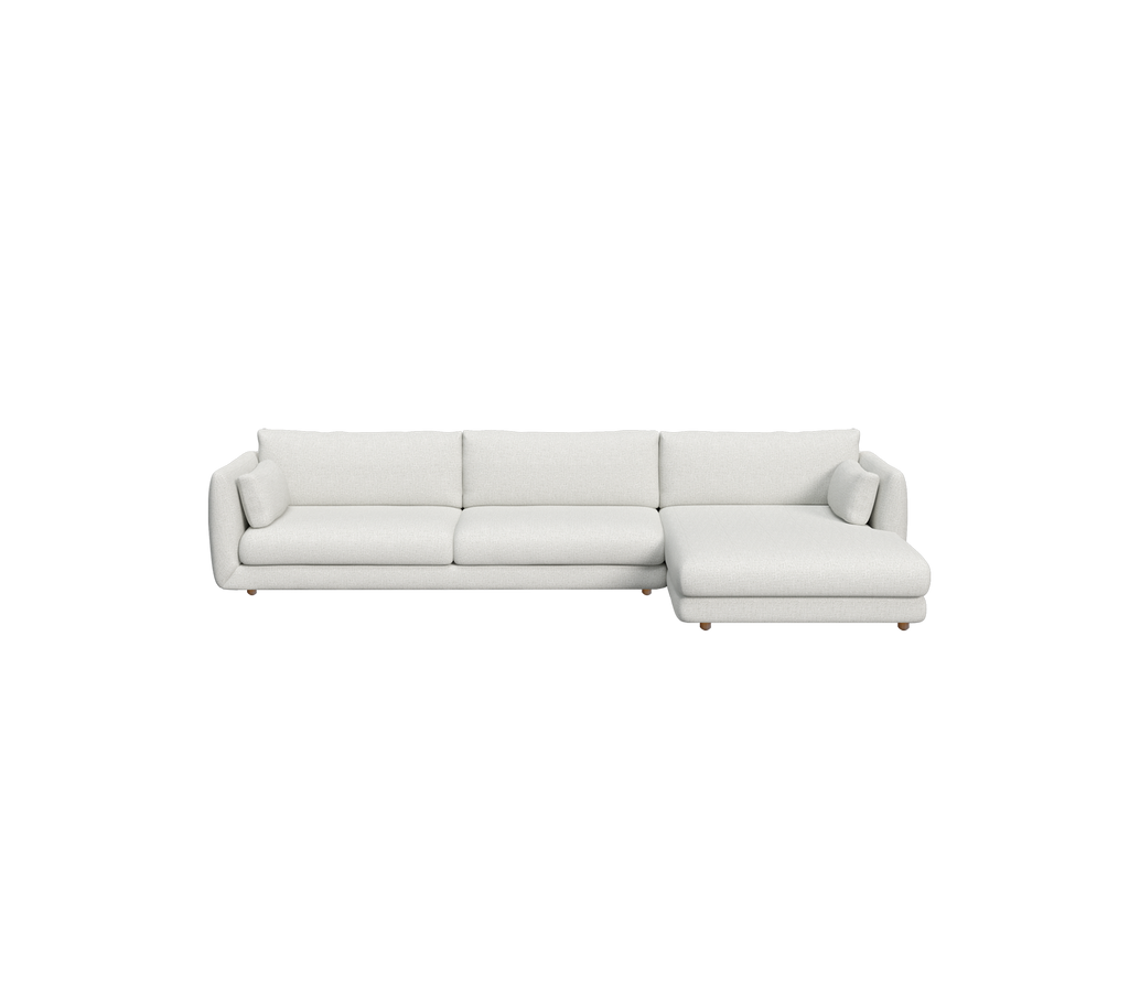 Lys grå moderne sofa med et minimalistisk design i et loungemiljø.