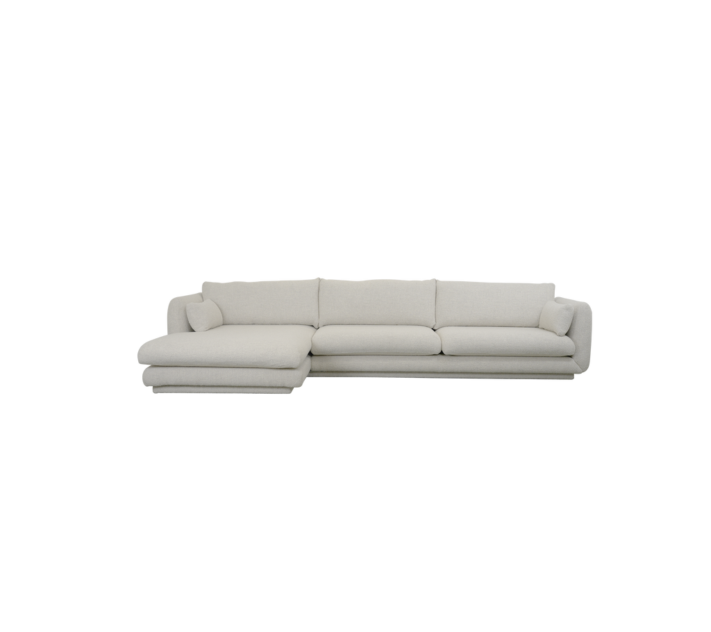 Moderne sandfarvet sofa med sektionelt design og bløde puder.