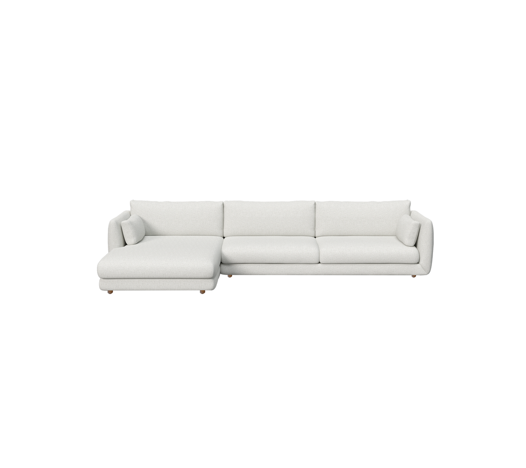 Moderne lysegrå sofa med rene linjer og et minimalistisk design.