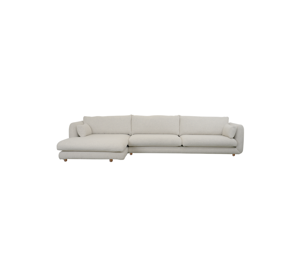 Moderne sandfarvet sofa med rene linjer i et minimalistisk design.