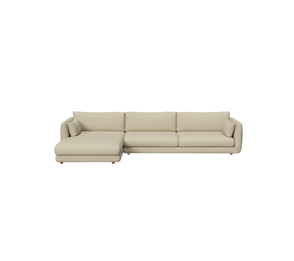Lysbrun moderne sofa med en chaiselong-sektion i en loungeindretning.