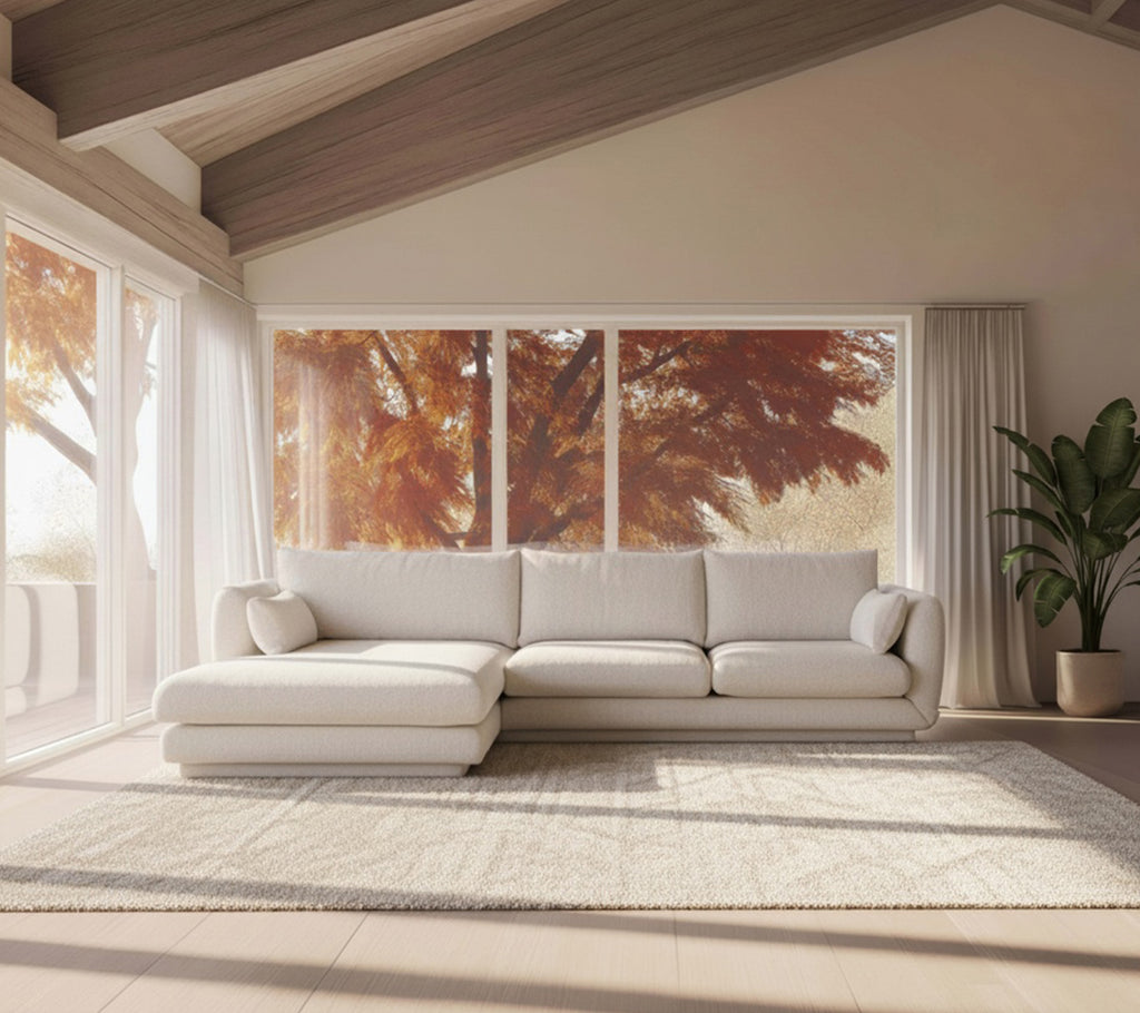 Moderne hvid sofa og beige tæppe i et minimalistisk loungemiljø.