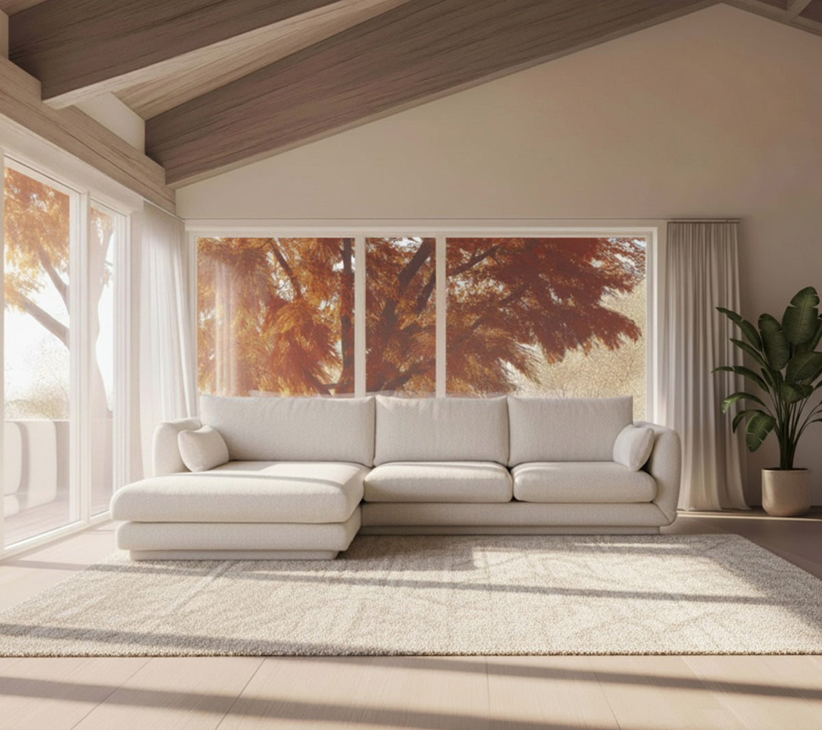 Moderne hvid sofa og beige tæppe i et minimalistisk loungemiljø.