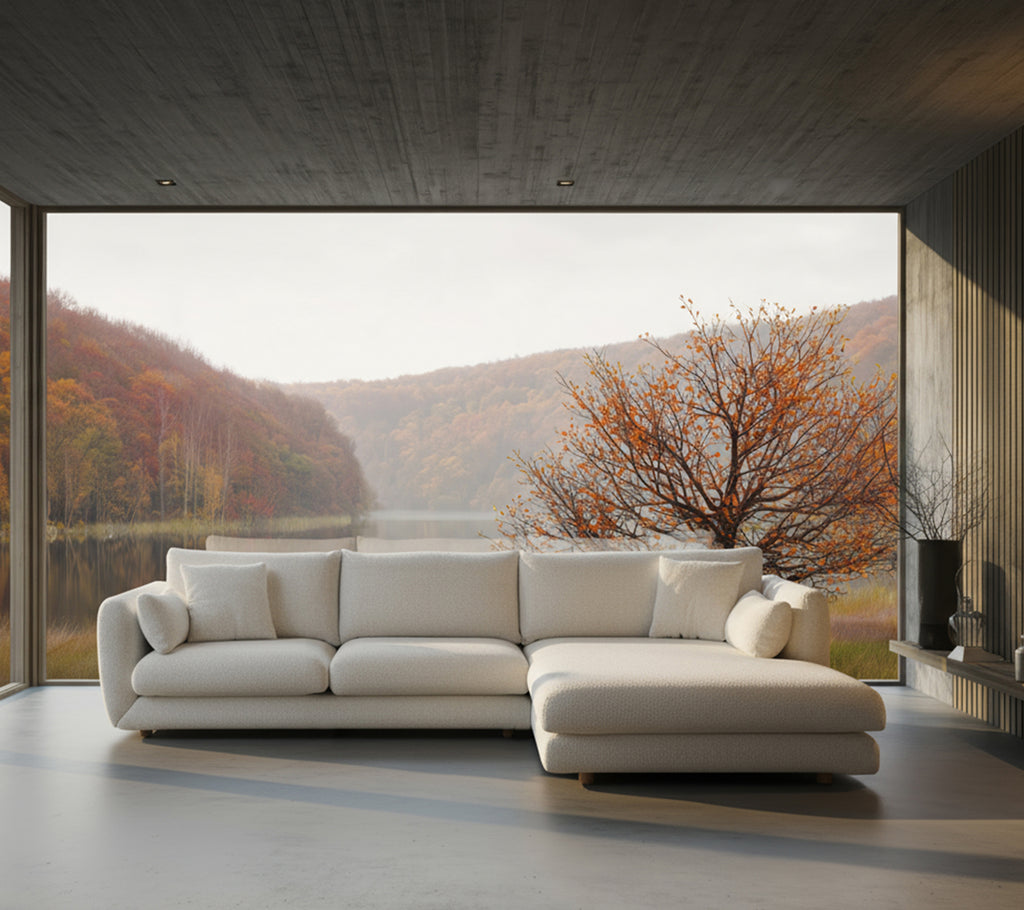 Moderne hvid sektion sofa i en lounge med en naturskøn udsigt.