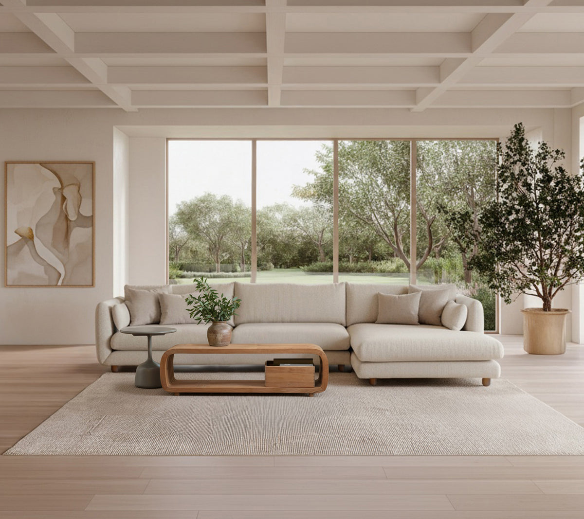 Moderne lounge med en beige sofa, et trækaffebord og en grøn plante.