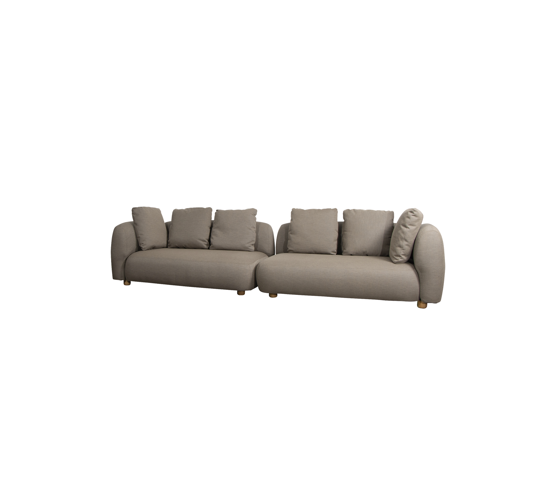 Moderne L-formet sofa i en neutral tone med bløde puder og runde armlæn, ideel til komfortabel siddeplads.