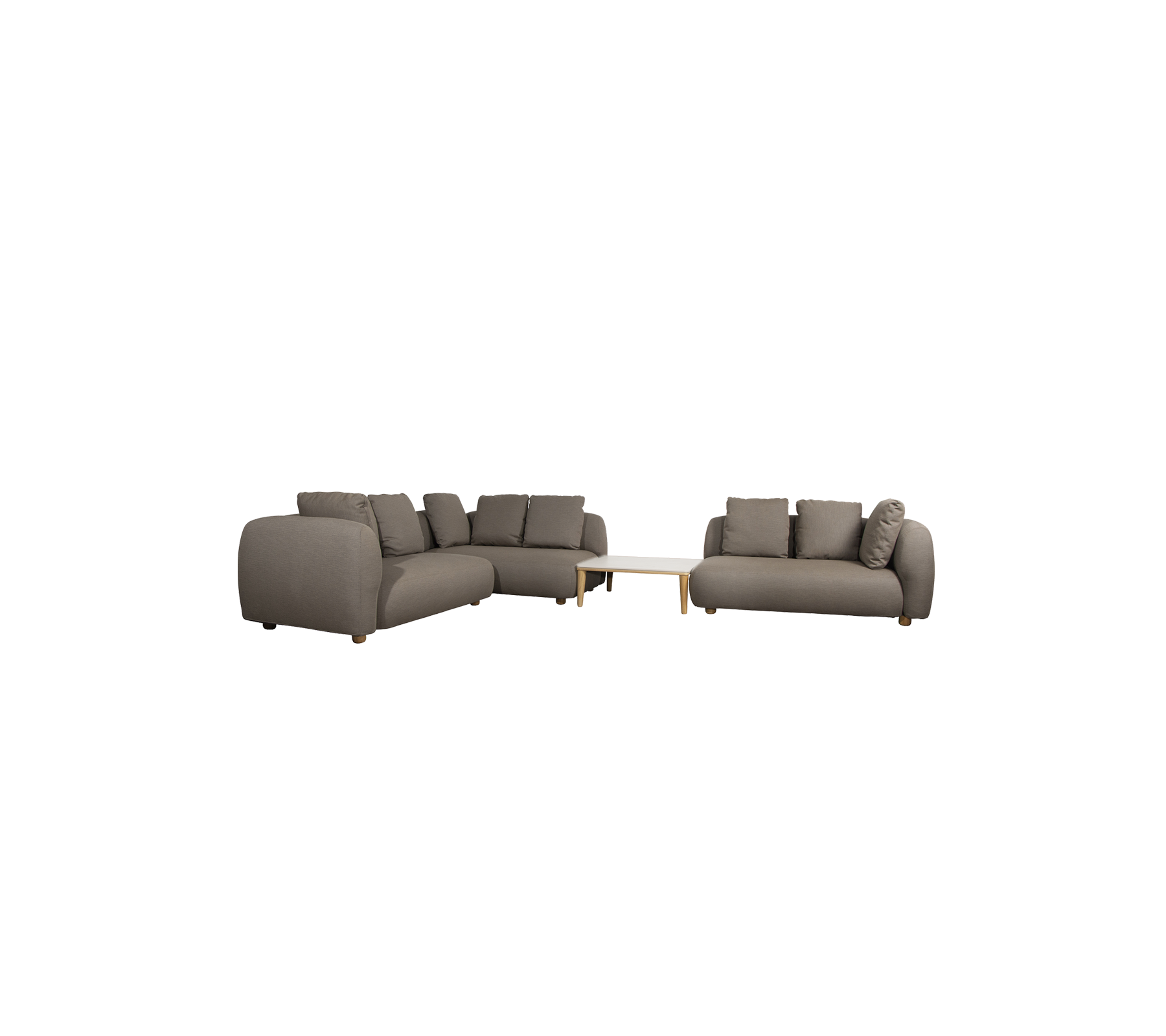 Moderne taupe sofa med puder og et lyst bord i en loungeindstilling.