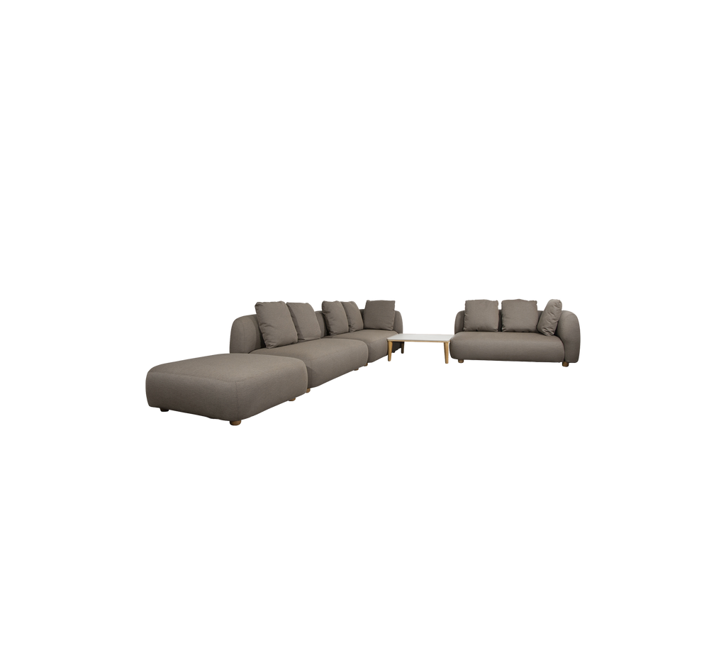 Moderne taupe sektionel sofa og loveseat i et stilfuldt lounge-miljø.