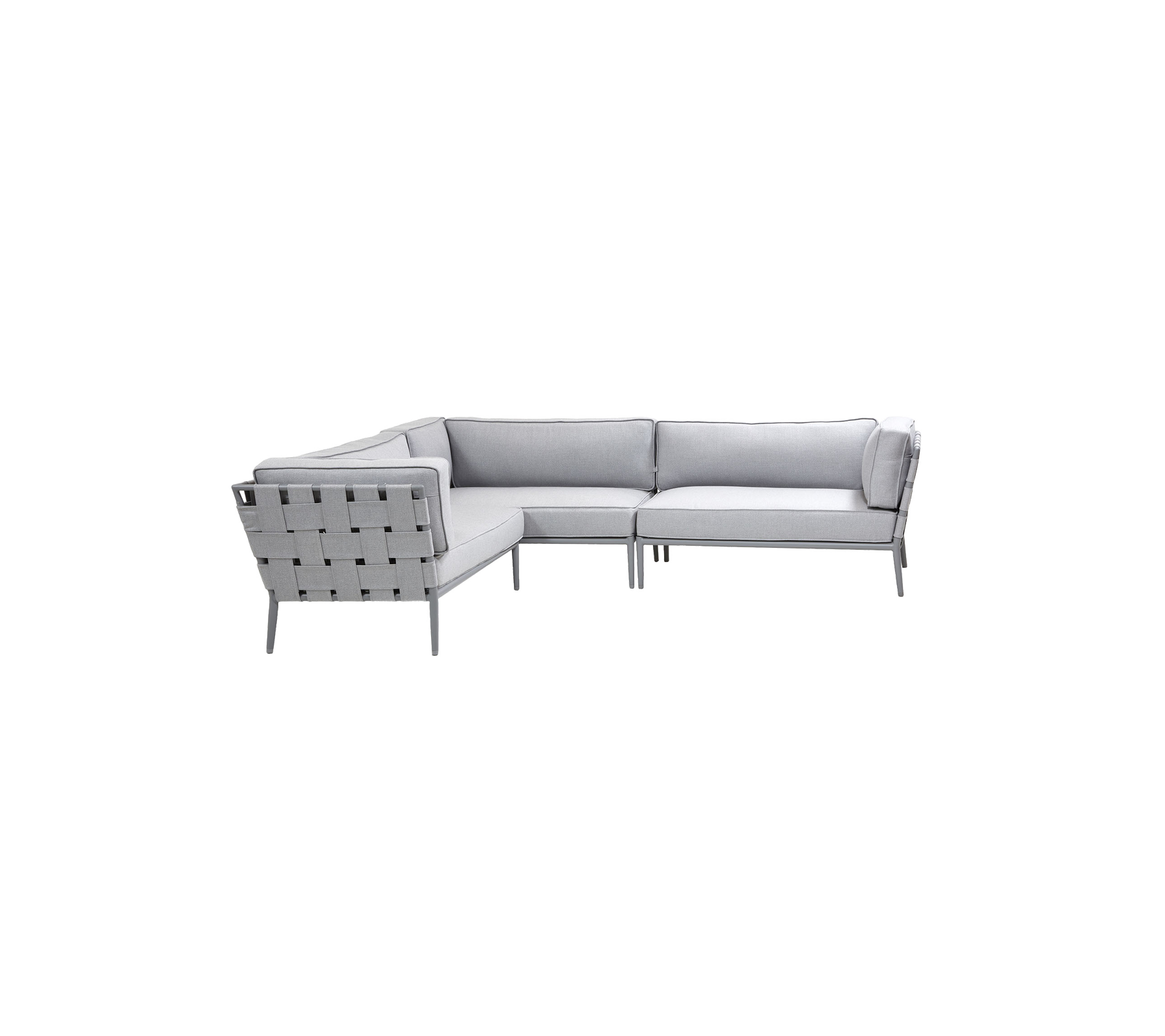 Moderne lys grå sektionel sofa med minimalistisk design og vævet detaljer på ryggen, perfekt til stilfuld siddeplads.