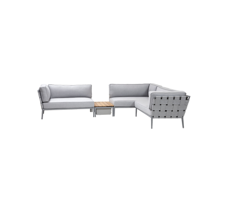 Lys grå udendørs siddegruppe med moderne design, der har en komfortabel sofaarrangement og et matchende trækaffebord.