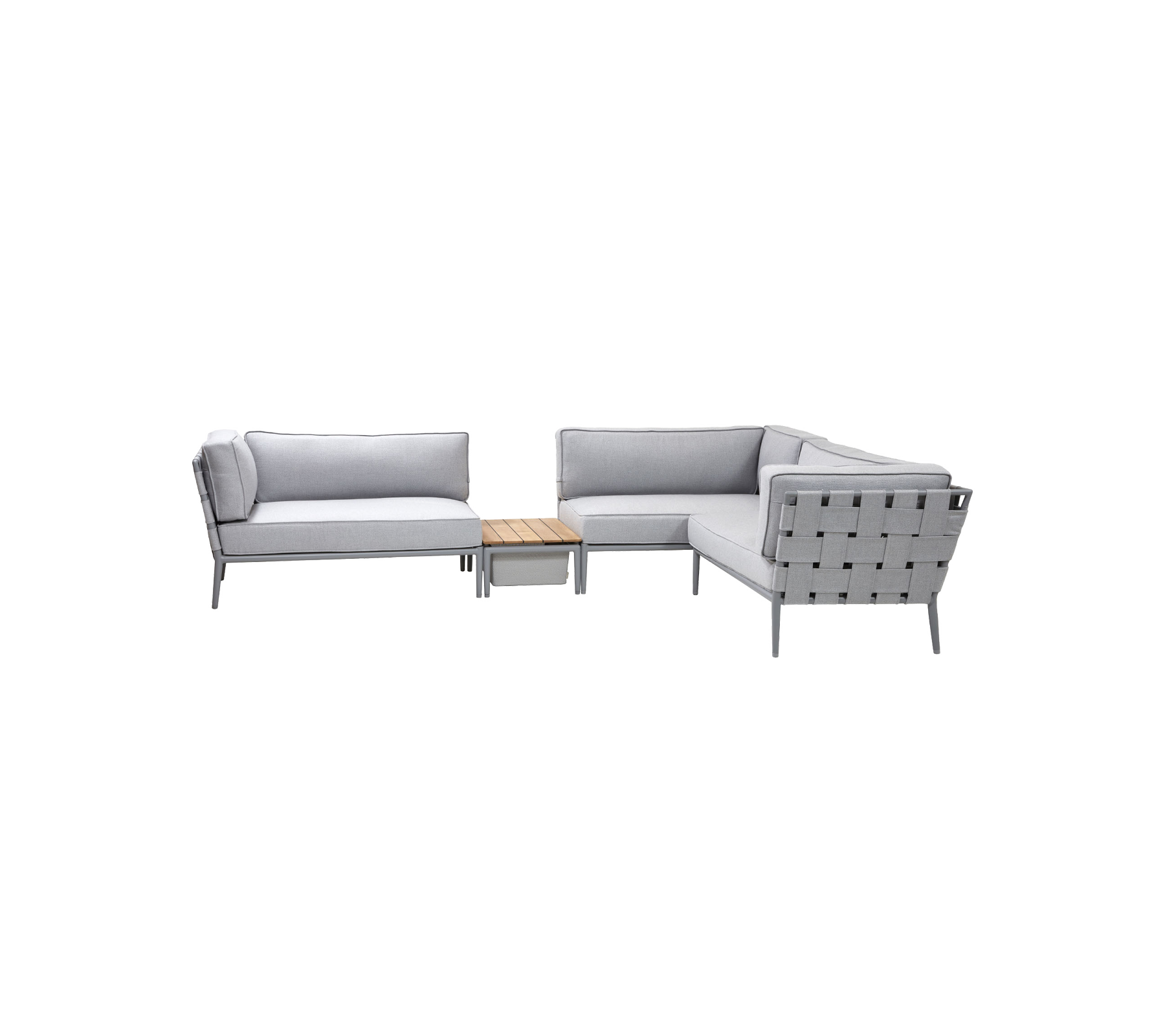 Lys grå udendørs siddegruppe med moderne design, der har en komfortabel sofaarrangement og et matchende trækaffebord.