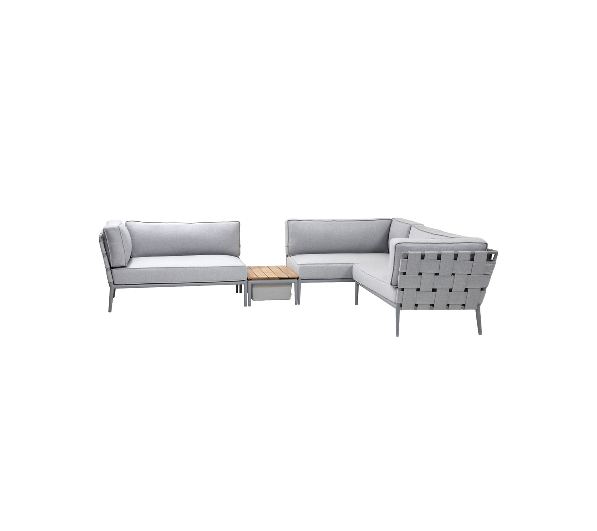 Lys grå udendørs siddegruppe med moderne design, der har en komfortabel sofaarrangement og et matchende trækaffebord.