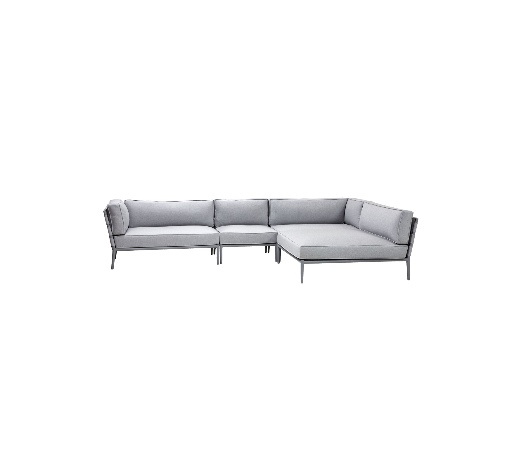Stilfuld lysegrå sektionel sofa med moderne design, der har bløde puder og slanke rammer til komfortabel siddepladser.