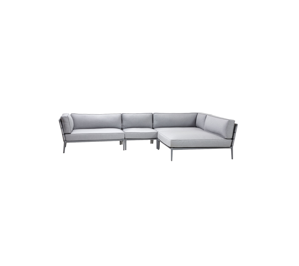 Stilfuld lysegrå sektionel sofa med moderne design, der har bløde puder og slanke rammer til komfortabel siddepladser.