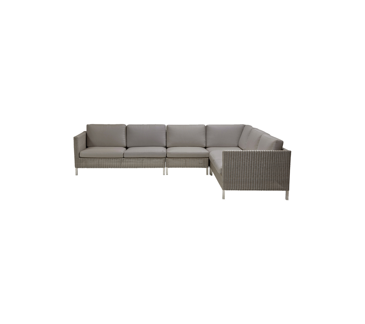 Moderne sektionel sofa med bløde puder i blødt gråt stof og en vævet base, perfekt til stilfulde siddearrangementer.