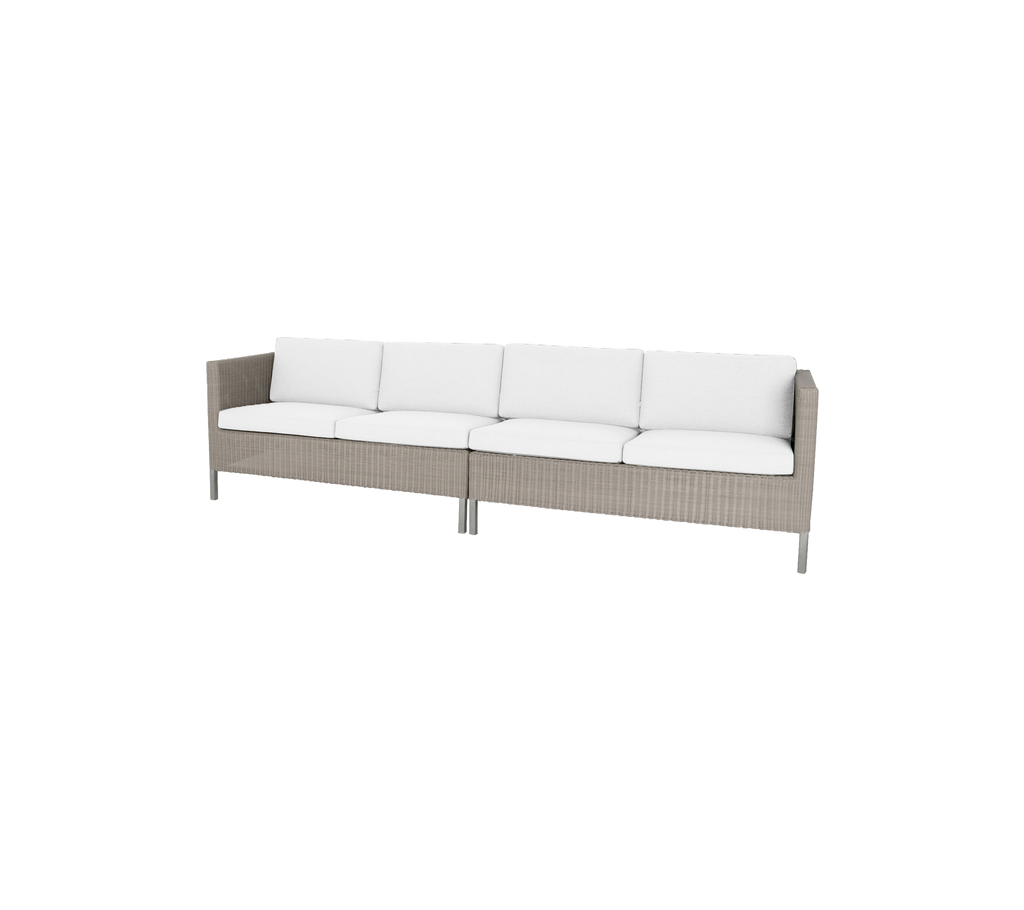 Stilfuld sofa med en vævet bund og bløde hvide puder, perfekt til at forbedre ethvert spisestue.