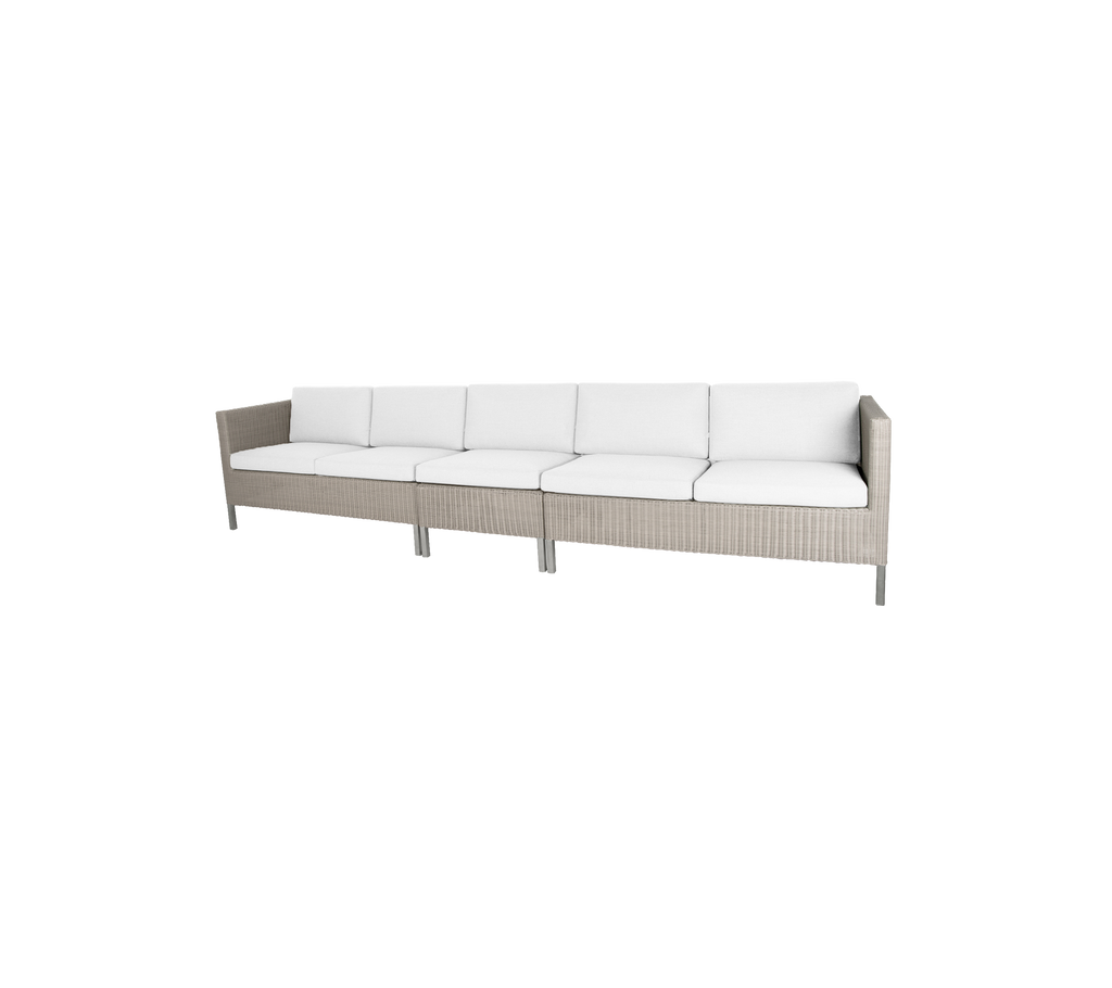 Slankt sektionelt sofa med en lys beige ramme og bløde hvide puder, perfekt til spisning eller afslapning.